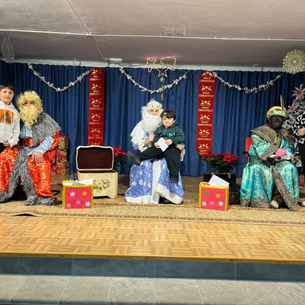 👑 Visita de los Reyes Magos en Nuestro Salón de Actos 🎁