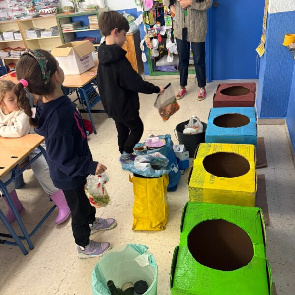 “GUARDIANES Y SUPER VILLANOS DEL RECICLAJE EN 1º”