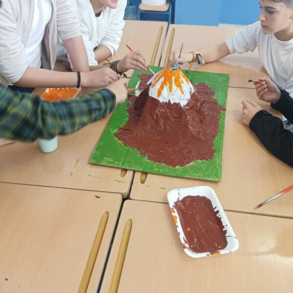 “INVESTIGADORES Y VULCANÓLOGOS: VOLCANES EN 6º”