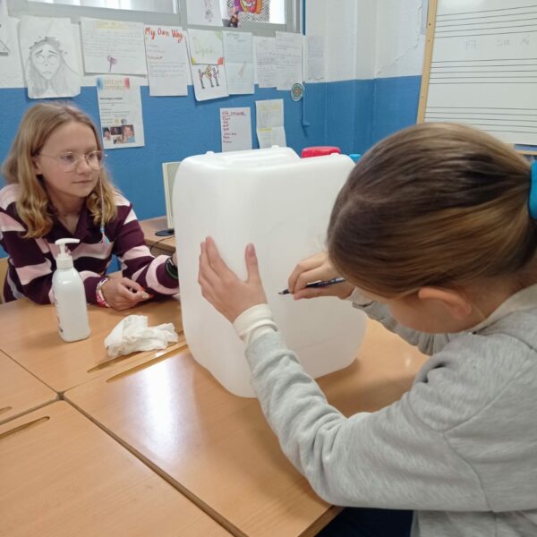 TOTEMS RECICLADOS: ARTE Y SOSTENIBILIDAD EN NUESTRO HUERTO