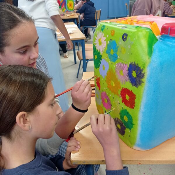 TRABAJOS MANUALES EN EL HUERTO POR EL ALUMNADO DE SEXTO