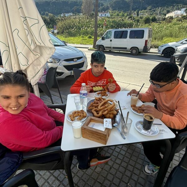EL AULA ESPECÍFICA VA A DESAYUNAR PARA FINALIZAR EL SEGUNDO TRIMESTRE